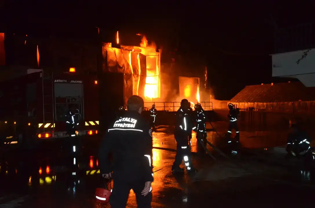 Serik’te Geceyi Alevler Sardı! Soğuk Hava Deposu Yandı 6